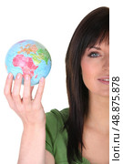 Woman holding a mini globe. Стоковое фото, агентство Ingram Publishing / Фотобанк Лори