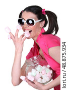 Candy-sweet woman with a jar a marshmallows. Стоковое фото, агентство Ingram Publishing / Фотобанк Лори