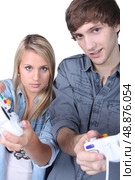 teenagers playing video games. Стоковое фото, агентство Ingram Publishing / Фотобанк Лори