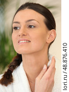 Woman in a white toweling bathrobe. Стоковое фото, агентство Ingram Publishing / Фотобанк Лори