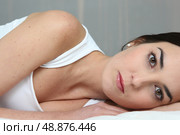 Bored brunette laying in bed. Стоковое фото, агентство Ingram Publishing / Фотобанк Лори