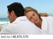 Couple by the sea in toweling robes. Стоковое фото, агентство Ingram Publishing / Фотобанк Лори