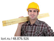 Builder with timber. Стоковое фото, агентство Ingram Publishing / Фотобанк Лори