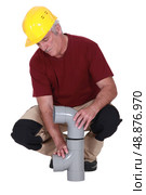 craftsman fixing a pipe. Стоковое фото, агентство Ingram Publishing / Фотобанк Лори