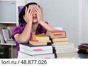 Overwhelmed law student. Стоковое фото, агентство Ingram Publishing / Фотобанк Лори