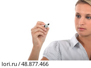 Blond woman holding marker pen. Стоковое фото, агентство Ingram Publishing / Фотобанк Лори