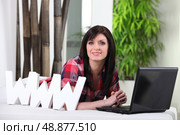 Woman living in a modern society. Стоковое фото, агентство Ingram Publishing / Фотобанк Лори
