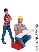 Laborers with a tool box. Стоковое фото, агентство Ingram Publishing / Фотобанк Лори