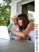 elderly woman and girl with computer. Стоковое фото, агентство Ingram Publishing / Фотобанк Лори