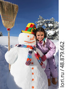 Girl next to snowman. Стоковое фото, агентство Ingram Publishing / Фотобанк Лори