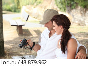 Couple looking at photos. Стоковое фото, агентство Ingram Publishing / Фотобанк Лори