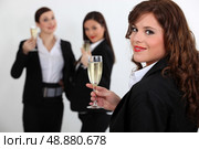 Suited women drinking champagne. Стоковое фото, агентство Ingram Publishing / Фотобанк Лори