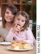mother and daughter picnicking. Стоковое фото, агентство Ingram Publishing / Фотобанк Лори