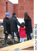 Family visiting their unfinished home. Стоковое фото, агентство Ingram Publishing / Фотобанк Лори