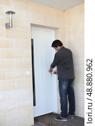 Man locking his door. Стоковое фото, агентство Ingram Publishing / Фотобанк Лори