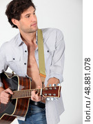 young man playing guitar. Стоковое фото, агентство Ingram Publishing / Фотобанк Лори