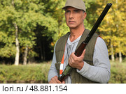 Hunter with rifle. Стоковое фото, агентство Ingram Publishing / Фотобанк Лори