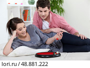 Couple playing dice. Стоковое фото, агентство Ingram Publishing / Фотобанк Лори