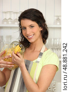 Woman in kitchen with pasta. Стоковое фото, агентство Ingram Publishing / Фотобанк Лори