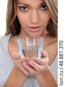 Woman holding a glass of water. Стоковое фото, агентство Ingram Publishing / Фотобанк Лори