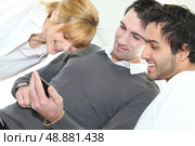 People looking at mobile telephone. Стоковое фото, агентство Ingram Publishing / Фотобанк Лори
