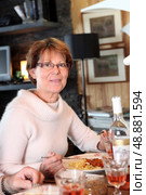 Woman eating pasta for dinner. Стоковое фото, агентство Ingram Publishing / Фотобанк Лори