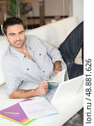 Man at home studying. Стоковое фото, агентство Ingram Publishing / Фотобанк Лори