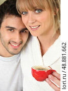 Young couple having an early morning cup of coffee. Стоковое фото, агентство Ingram Publishing / Фотобанк Лори