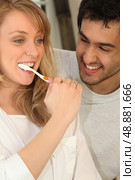 Couple brushing teeth. Стоковое фото, агентство Ingram Publishing / Фотобанк Лори