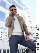 Trendy man making call in the city. Стоковое фото, агентство Ingram Publishing / Фотобанк Лори