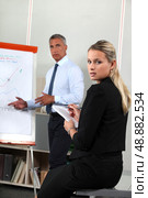Business people looking at a flipchart. Стоковое фото, агентство Ingram Publishing / Фотобанк Лори