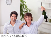Guys with a bottle of champagne. Стоковое фото, агентство Ingram Publishing / Фотобанк Лори