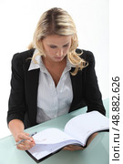 Secretary leafing through an agenda. Стоковое фото, агентство Ingram Publishing / Фотобанк Лори
