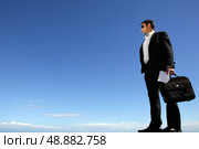Businessman with sunglasses and briefcase. Стоковое фото, агентство Ingram Publishing / Фотобанк Лори