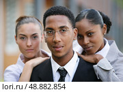 Three business colleagues outdoors. Стоковое фото, агентство Ingram Publishing / Фотобанк Лори