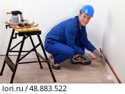 professional repairman working on a wall. Стоковое фото, агентство Ingram Publishing / Фотобанк Лори