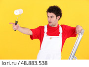 Painter pointing with finger. Стоковое фото, агентство Ingram Publishing / Фотобанк Лори
