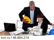 Experienced architect giving a young colleague advice. Стоковое фото, агентство Ingram Publishing / Фотобанк Лори