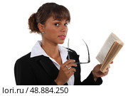 Businesswoman reading book. Стоковое фото, агентство Ingram Publishing / Фотобанк Лори