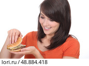 Girl looking burger. Стоковое фото, агентство Ingram Publishing / Фотобанк Лори