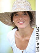 30 years old brunette wearing a straw hat and a summer dress. Стоковое фото, агентство Ingram Publishing / Фотобанк Лори