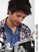 man playing drum. Стоковое фото, агентство Ingram Publishing / Фотобанк Лори