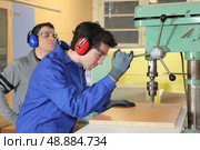 Laborers in workshop. Стоковое фото, агентство Ingram Publishing / Фотобанк Лори