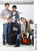 Musicians with instruments in a white room. Стоковое фото, агентство Ingram Publishing / Фотобанк Лори