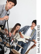Singer in a band. Стоковое фото, агентство Ingram Publishing / Фотобанк Лори