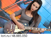 Musician with her guitar. Стоковое фото, агентство Ingram Publishing / Фотобанк Лори