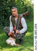 Hunter with shotgun and spaniel. Стоковое фото, агентство Ingram Publishing / Фотобанк Лори