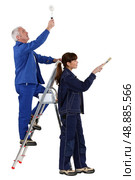 Father and daughter refurbishing home. Стоковое фото, агентство Ingram Publishing / Фотобанк Лори
