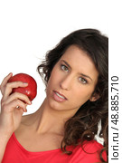 Woman displaying red apple. Стоковое фото, агентство Ingram Publishing / Фотобанк Лори