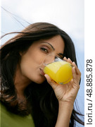 Gorgeous woman drinking orange juice. Стоковое фото, агентство Ingram Publishing / Фотобанк Лори